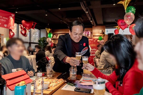 오산시 한 카페에서 진행한 미혼남녀 만남 ‘SOLO(쏠로)만 오산!’ 제 3회 행사에서 총 12쌍의 커플이 매칭됐다. / 오산시 제공