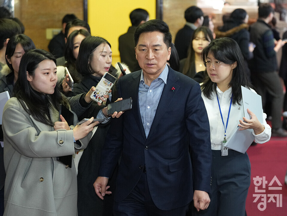 국민의힘 김기현 의원이 9일 오전 서울 여의도 국회에서 열린 비상의원총회에 참석하고 있다. /최대성 기자 dpdaesung@sporbiz.co.kr 2024.12.09.