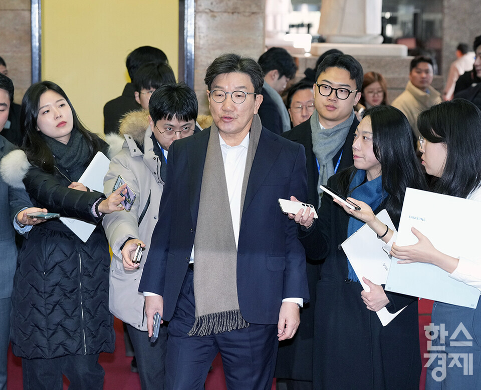 국민의힘 권성동 의원이 9일 오전 서울 여의도 국회에서 열린 비상의원총회에 참석하고 있다. /최대성 기자 dpdaesung@sporbiz.co.kr 2024.12.09.