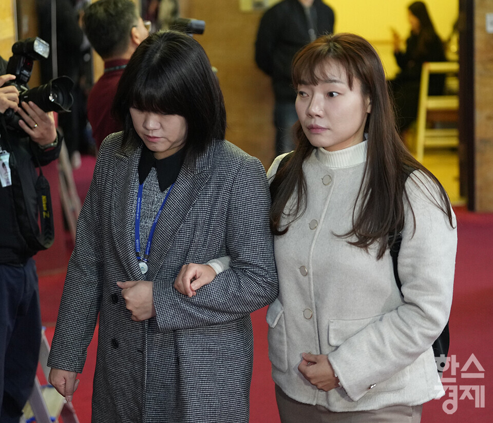 국민의힘 김예지 의원(오른쪽)이 9일 오전 서울 여의도 국회에서 열린 비상의원총회에 참석하고 있다. /최대성 기자 dpdaesung@sporbiz.co.kr 2024.12.09.