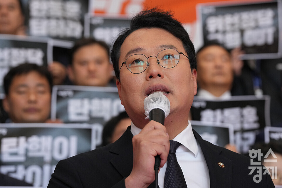 개혁신당 천하람 원내대표가 9일 오전 서울 여의도 국회 본청 로텐더홀에서 열린 개혁신당의 최고위원 당협위원장 합동 규탄 선언에 참석해 발언 있다. /최대성 기자 dpdaesung@sporbiz.co.kr 2024.12.09.