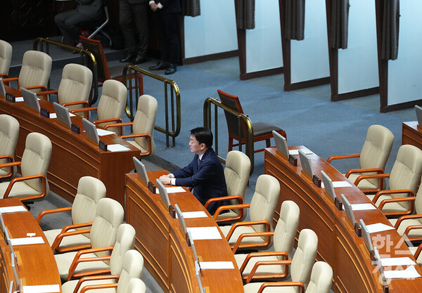 7일 오후 서울 여의도 국회에서 제418회 국회(정기회) 제17차 본회의가 열리고 있다. 윤석열 대통령 탄핵소추안 표결을 앞두고 국민의힘 안철수 의원이 유일하게 자리를 지키고 있다. /최대성 기자 dpdaesung@sporbiz.co.kr 2024.12.07.