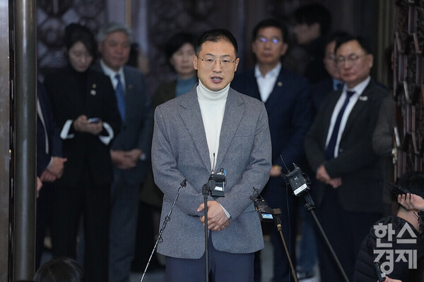 7일 오후 서울 여의도 국회에서 제418회 국회(정기회) 제17차 본회의가 열리고 있다. 국민의힘 김상욱 의원이 윤석열 대통령에 대한 탄핵소추안 투표를 마친 후 본회의장 밖 로텐더홀에서 소감을 밝히고 있다. /최대성 기자 dpdaesung@sporbiz.co.kr 2024.12.07.