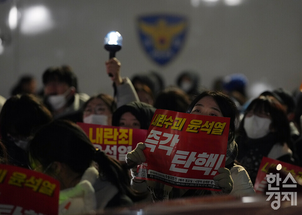 7일 오후 서울 여의도 국회에서 제418회 국회(정기회) 제17차 본회의가 열리고 있다. 윤석열 대통령에 대한 탄핵소추안 표결이 진행중인 가운데 추운 날씨에도 국회 출입문 앞에 모인 시민들이 탄핵을 외치고 있다.  /최대성 기자 dpdaesung@sporbiz.co.kr 2024.12.07.