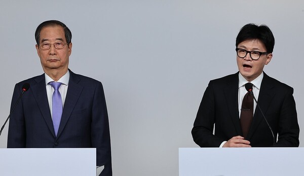 '국정 수습' 공동 담화문 발표하는 한덕수 국무총리와 국민의힘 한동한 대표. /연합뉴스