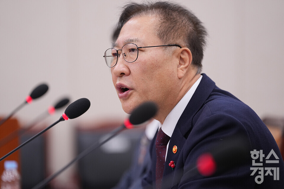 박성재 법무부장관이 9일 오후 서울 여의도 국회에서 열린 법제사법위원회 전체회의에 출석해 의원 질의에 답변하고 있다. /최대성 기자 dpdaesung@sporbiz.co.kr 2024.12.09. 