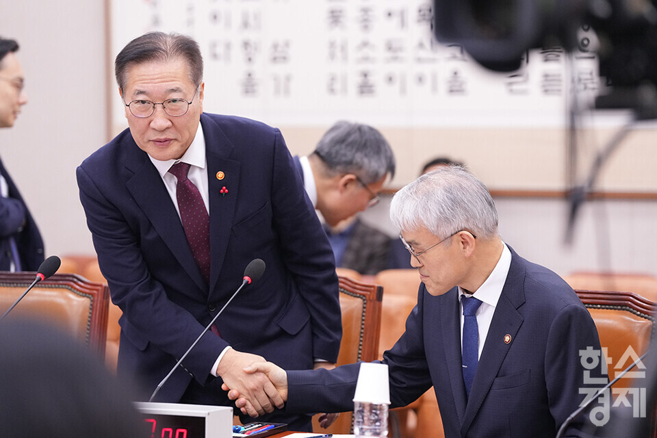 박성재 법무부장관이 9일 오후 서울 여의도 국회에서 열린 법제사법위원회 전체회의에 출석해 천대엽 법원행정처장과 인사하고 있다. /최대성 기자 dpdaesung@sporbiz.co.kr 2024.12.09. 