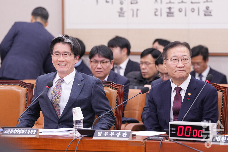 오동운 고위공직자범죄수사처장과 박성재 법무부장관이 9일 오후 서울 여의도 국회에서 열린 법제사법위원회 전체회의에 출석하고 있다. /최대성 기자 dpdaesung@sporbiz.co.kr 2024.12.09. 