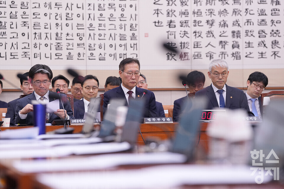 오동운 고위공직자범죄수사처장, 박성재 법무부장관, 천대엽 법원행정처장이 9일 오후 서울 여의도 국회에서 열린 법제사법위원회 전체회의에 출석하고 있다. /최대성 기자 dpdaesung@sporbiz.co.kr 2024.12.09. 