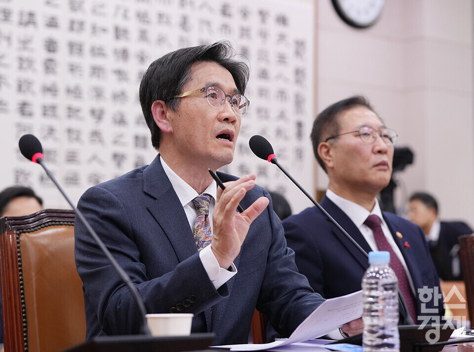 오동운 고위공직자범죄수사처장이 9일 오후 서울 여의도 국회에서 열린 법제사법위원회 전체회의에 출석해 의원 질의에 답변하고 있다. /최대성 기자 dpdaesung@sporbiz.co.kr 2024.12.09. 