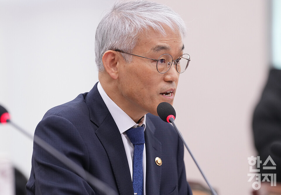 천대엽 법원행정처장이 9일 오후 서울 여의도 국회에서 열린 법제사법위원회 전체회의에 출석해 의원 질의에 답변하고 있다. /최대성 기자 dpdaesung@sporbiz.co.kr 2024.12.09. 