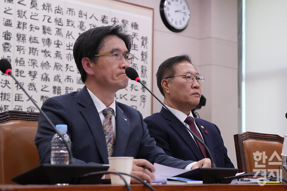 오동운 고위공직자범죄수사처장이 9일 오후 서울 여의도 국회에서 열린 법제사법위원회 전체회의에 출석해 의원 질의를 듣고 있다. /최대성 기자 dpdaesung@sporbiz.co.kr 2024.12.09. 