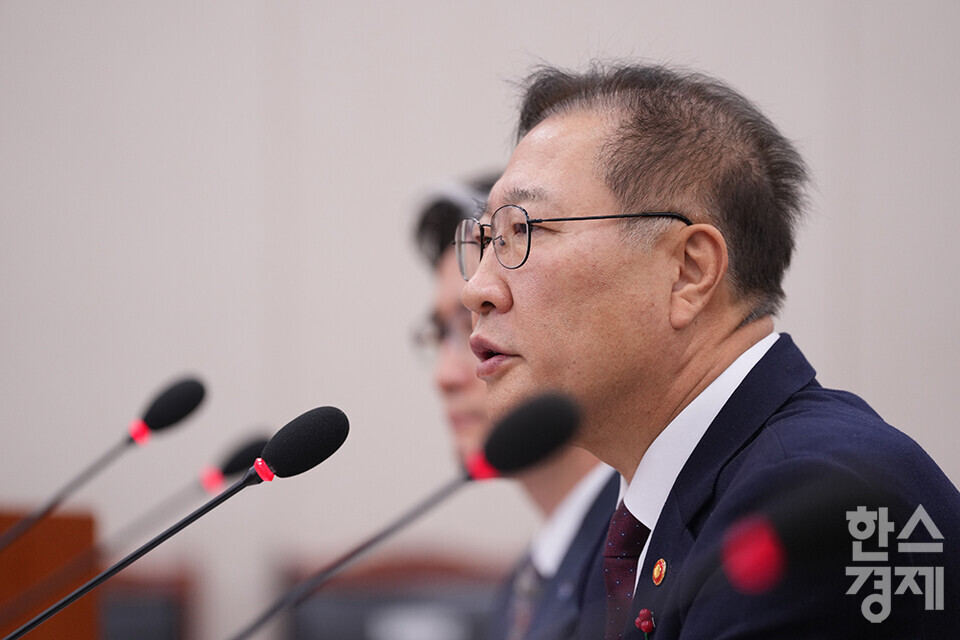 박성재 법무부장관이 9일 오후 서울 여의도 국회에서 열린 법제사법위원회 전체회의에 출석해 의원 질의에 답변하고 있다. /최대성 기자 dpdaesung@sporbiz.co.kr 2024.12.09. 