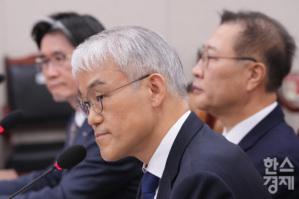 천대엽 법원행정처장이 9일 오후 서울 여의도 국회에서 열린 법제사법위원회 전체회의에 출석해 의원 질의를 듣고 있다. /최대성 기자 dpdaesung@sporbiz.co.kr 2024.12.09. 