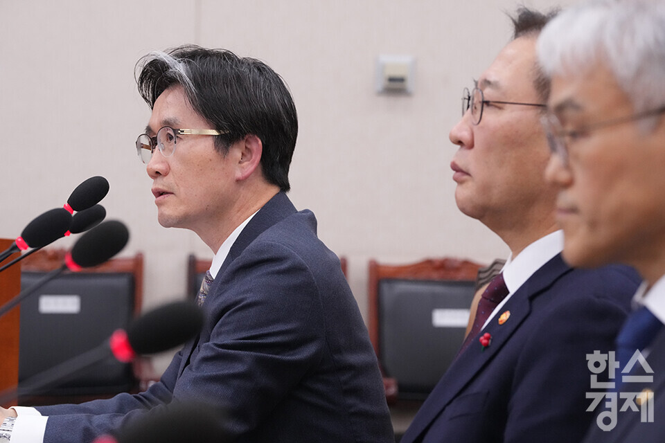 오동운 고위공직자범죄수사처장이 9일 오후 서울 여의도 국회에서 열린 법제사법위원회 전체회의에 출석해 의원 질의에 답변하고 있다. /최대성 기자 dpdaesung@sporbiz.co.kr 2024.12.09. 