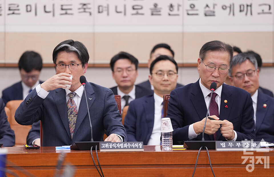 오동운 고위공직자범죄수사처장이 9일 오후 서울 여의도 국회에서 열린 법제사법위원회 전체회의에 출석해 물을 마시고 있다. /최대성 기자 dpdaesung@sporbiz.co.kr 2024.12.09. 