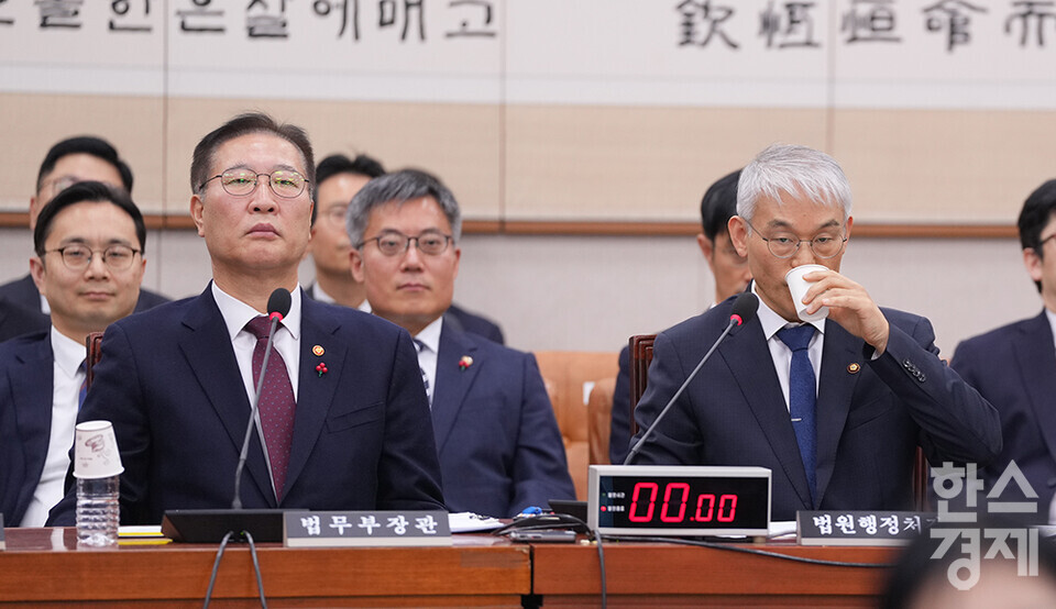 천대엽 법원행정처장이 9일 오후 서울 여의도 국회에서 열린 법제사법위원회 전체회의에 출석해 물을 마시고 있다. /최대성 기자 dpdaesung@sporbiz.co.kr 2024.12.09. 