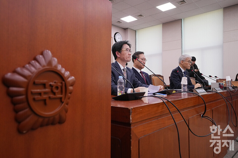 오동운 고위공직자범죄수사처장, 박성재 법무부장관, 천대엽 법원행정처장이 9일 오후 서울 여의도 국회에서 열린 법제사법위원회 전체회의에 출석하고 있다. /최대성 기자 dpdaesung@sporbiz.co.kr 2024.12.09. 