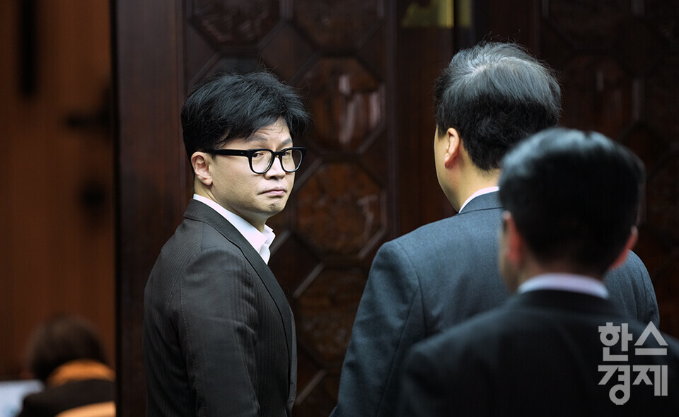 국민의힘 한동훈 대표가 10일 서울 여의도 국회에서 열린 비상의원총회에 참석하고 있다. /최대성 기자 dpdaesung@sporbiz.co.kr 2024.12.10.