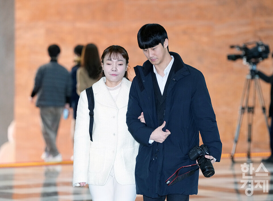 국민의힘 김예지 의원이 10일 서울 여의도 국회에서 열린 비상의원총회에 참석하고 있다. /최대성 기자 dpdaesung@sporbiz.co.kr 2024.12.10.