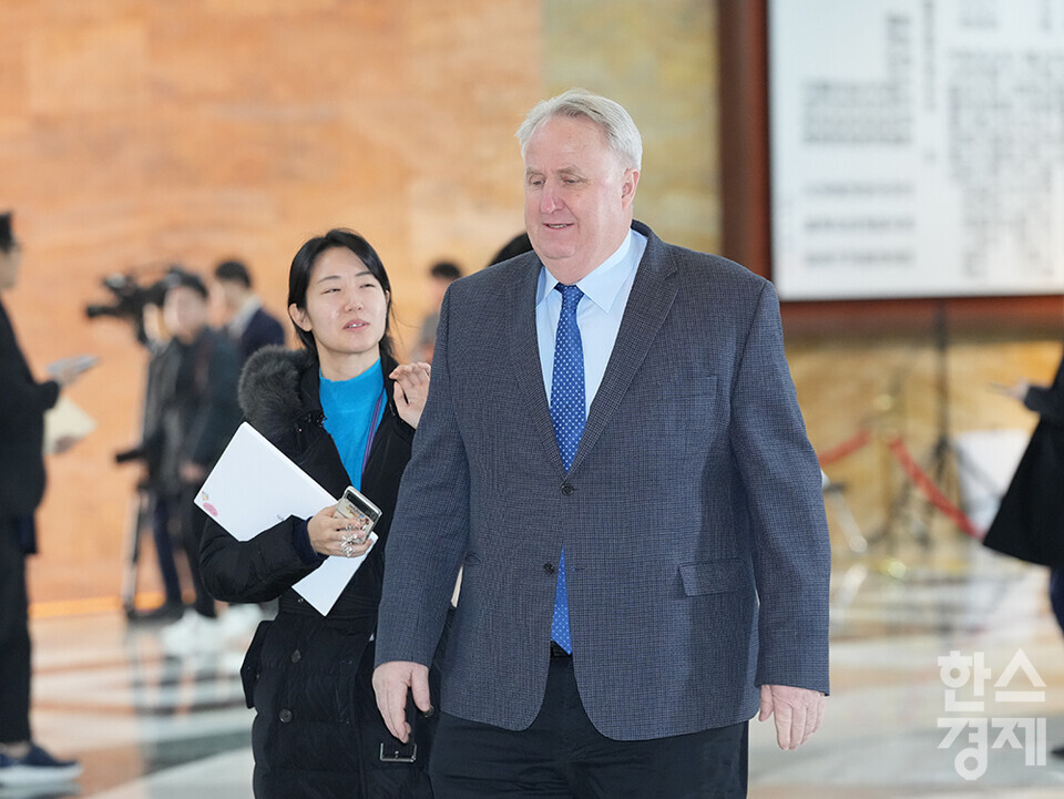 국민의힘 인요한 의원이 10일 서울 여의도 국회에서 열린 비상의원총회에 참석하고 있다. /최대성 기자 dpdaesung@sporbiz.co.kr 2024.12.10.