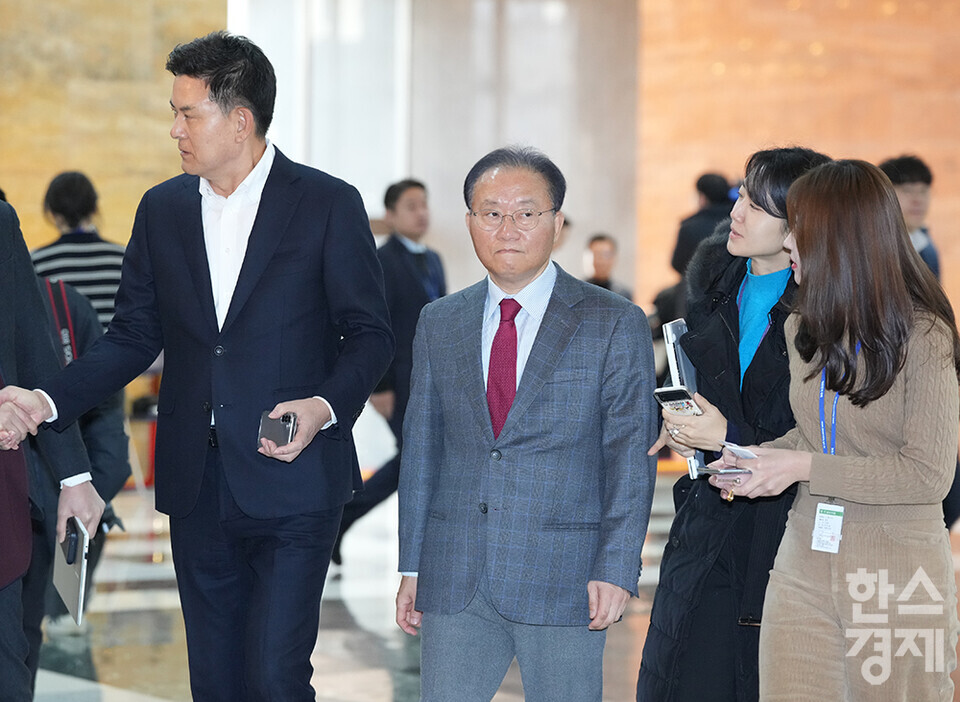 국민의힘 윤재옥 의원이 10일 서울 여의도 국회에서 열린 비상의원총회에 참석하고 있다. /최대성 기자 dpdaesung@sporbiz.co.kr 2024.12.10.