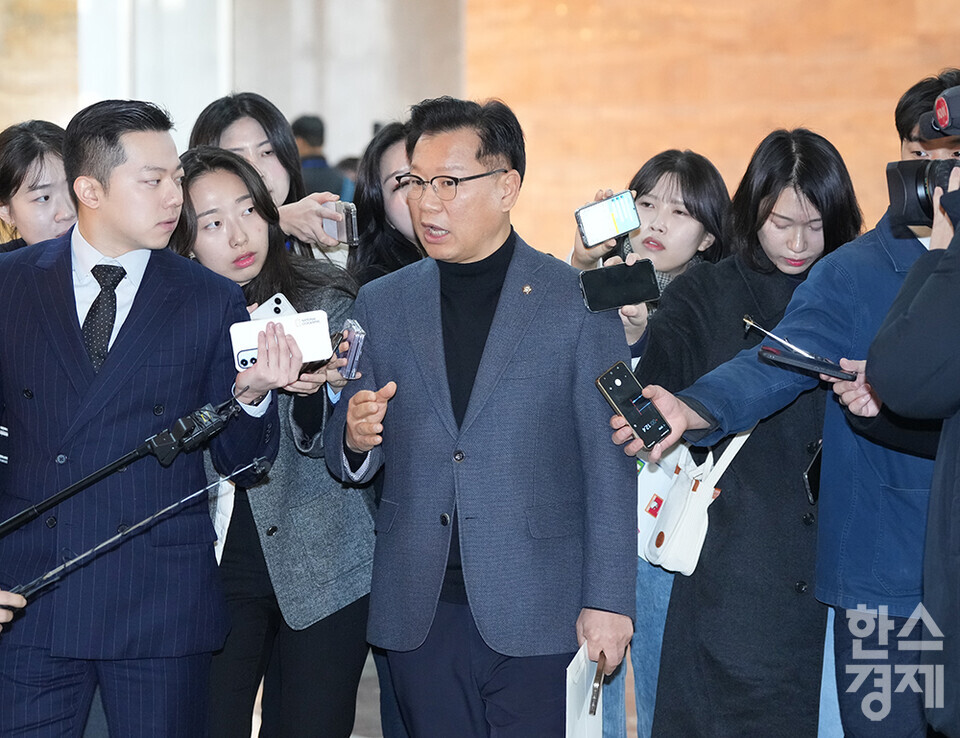 국민의힘 이양수 정국안정화 TF위원장이 10일 서울 여의도 국회에서 열린 비상의원총회에 참석하고 있다. /최대성 기자 dpdaesung@sporbiz.co.kr 2024.12.10.