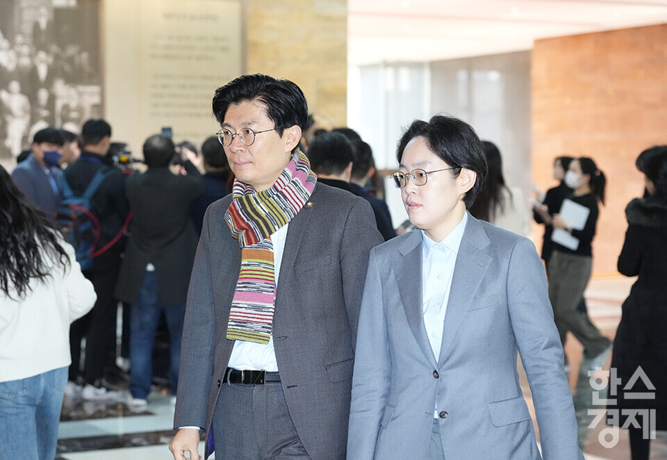 국민의힘 조정훈 의원이 10일 서울 여의도 국회에서 열린 비상의원총회에 참석하고 있다. /최대성 기자 dpdaesung@sporbiz.co.kr 2024.12.10.