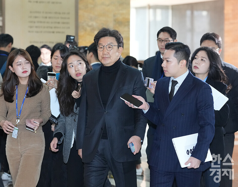 국민의힘 권성동 의원이 10일 서울 여의도 국회에서 열린 비상의원총회에 참석하고 있다. /최대성 기자 dpdaesung@sporbiz.co.kr 2024.12.10.