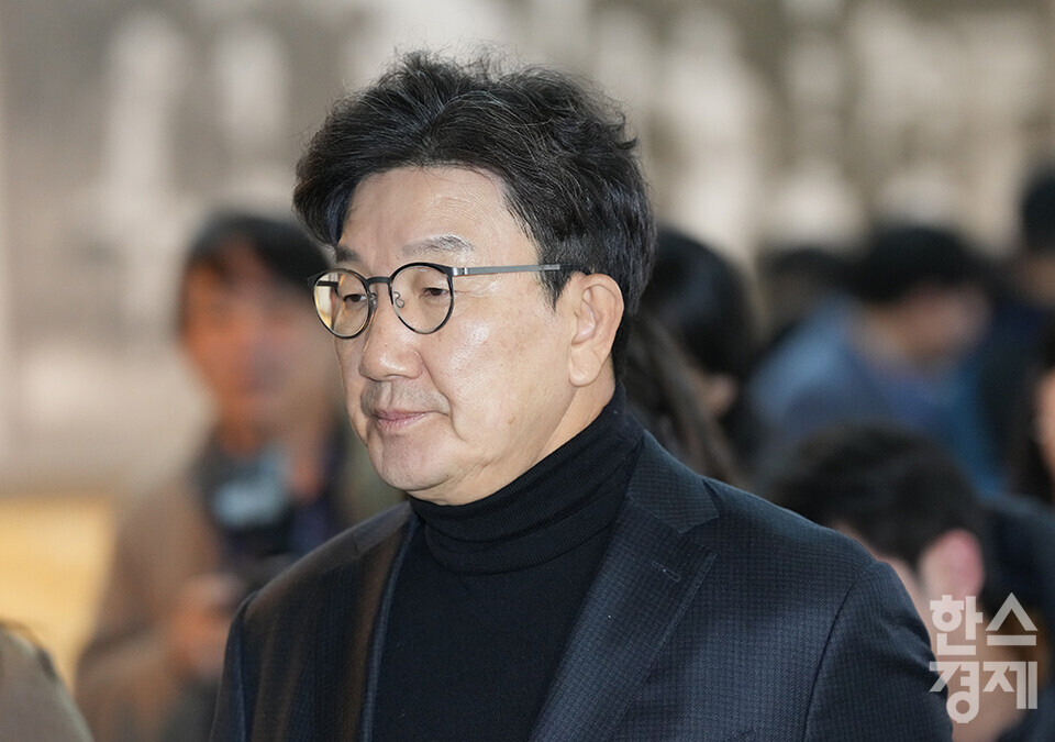 국민의힘 권성동 의원이 10일 서울 여의도 국회에서 열린 비상의원총회에 참석하고 있다. /최대성 기자 dpdaesung@sporbiz.co.kr 2024.12.10.