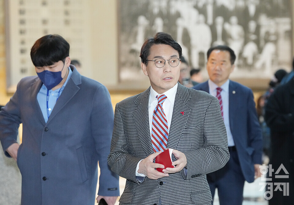 국민의힘 윤상현 의원이 10일 서울 여의도 국회에서 열린 비상의원총회에 참석하고 있다. /최대성 기자 dpdaesung@sporbiz.co.kr 2024.12.10.