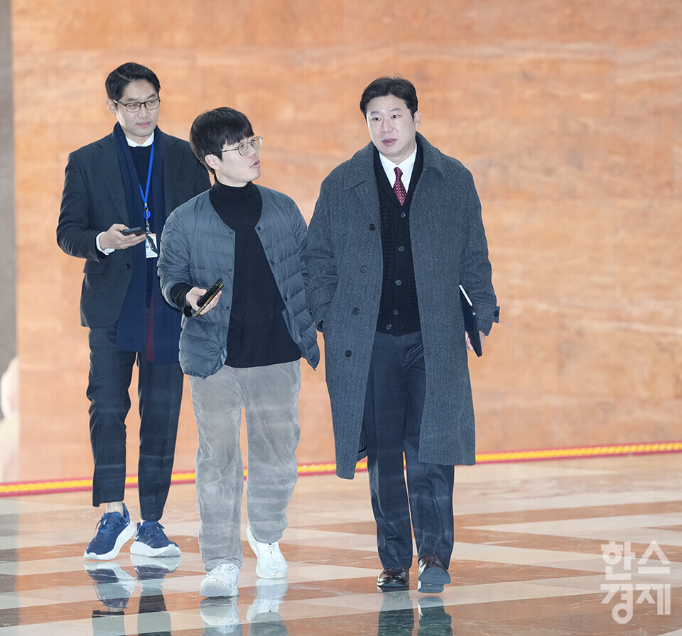 국민의힘 진종오 의원이 10일 서울 여의도 국회에서 열린 비상의원총회에 참석하고 있다. /최대성 기자 dpdaesung@sporbiz.co.kr 2024.12.10.