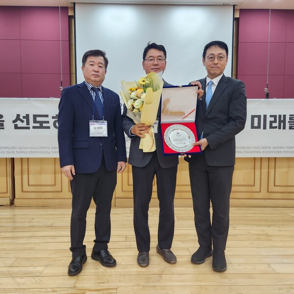한국남부발전은 지난 6일 한국정책학회가 주관하고 성균관대학교에서 개최된 제13회 한국정책학회 시상식에서 ‘협력사 납품대금 제값주기 제도 안착’ 과제가 공공기관 우수사례로 선정돼 우수정책상을 수상했다고 10일 밝혔다. / 한국남부발전