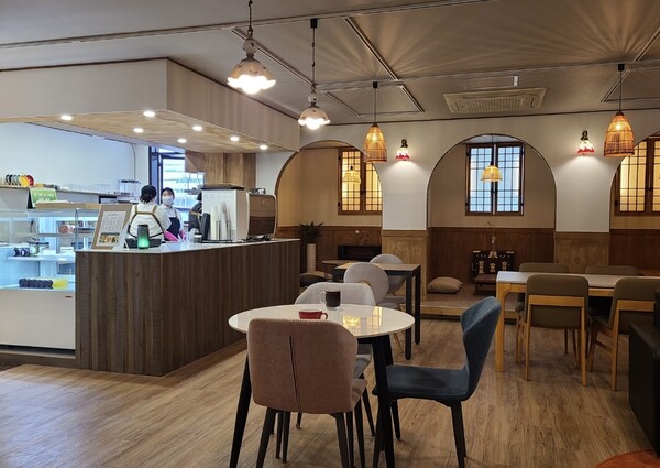 휴온스가 충북 제천1공장에 장애인 바리스타를 고용하고 사내 카페 '카페 휴'를 열었다./휴온스 제공