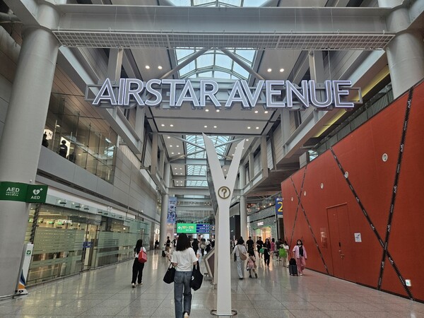 항공업계가 코로나 여파를 회복하는 시기 맞은 최대의 특수지만, 업계는 윤석열 대통령이 3일 밤 비상계엄령을 선포 한 후 '탄핵' 정국 상황을 예의주시하고 있다. 현재 비상계엄 관련해 항공사에 문의는 들어오며, 실제 취소 요청까지는 이어지지 않는 상황이다.