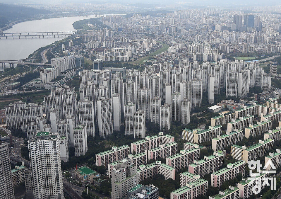 주택가격이 급락하면서 정부가 주택공급 속도조절에 나설 계획이다. 우선 공공주택 분양 일정을 조정한다. 하지만 미래에 주택 수요가 늘어나게 됐을 때 공급할 주택이 부족해 대응에 어려움이 따를 것이라는 게 전문가들의 지적이다. 사진은 서울 잠실 아파트 단지 전경. / (사진=한스경제)