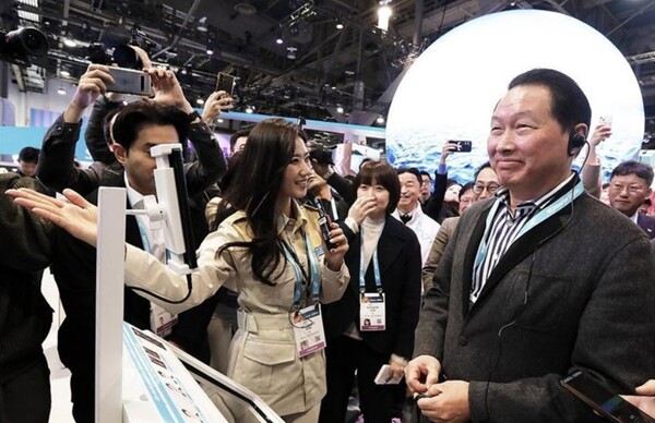 최태원 SK그룹 회장이 11월 7일 서울 광진구 워커힐 호텔에서 열린 'SK 디렉터스 서밋 2024'에서 오프닝 스피치를 하고 있다./사진=SK그룹