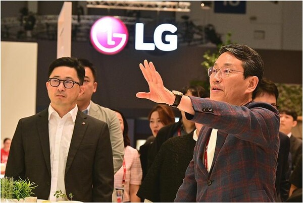 지난 9월 6일 조주완 LG전자 최고경영자(CEO)가 독일 베를린에서 열린 유럽 최대 가전 전시회 'IFA 2024'에 참석해 둘러보고 있다./사진=LG전자