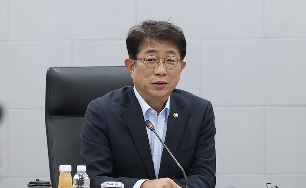 박상우 국토교통부 장관이 26일 서울 중구 코레일 서울본부에서 열차 운행 상황과 비상 수송대책 준비 현황을 점검하고 있다. 2024.11.26 / 국토교통부 제공