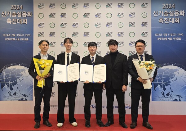 신규 열처리 기술을 개발한 현대제철-현대차 직원들이 신기술인증을 받은 후 기념 촬영하고 있는 모습./사진=현대제철