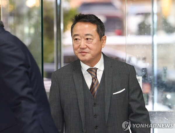 이웅열 코오롱 명예회장이 서울 서초구 서울중앙지법에서 열린 1심 선고 공판에 출석하고 있다. /연합뉴스