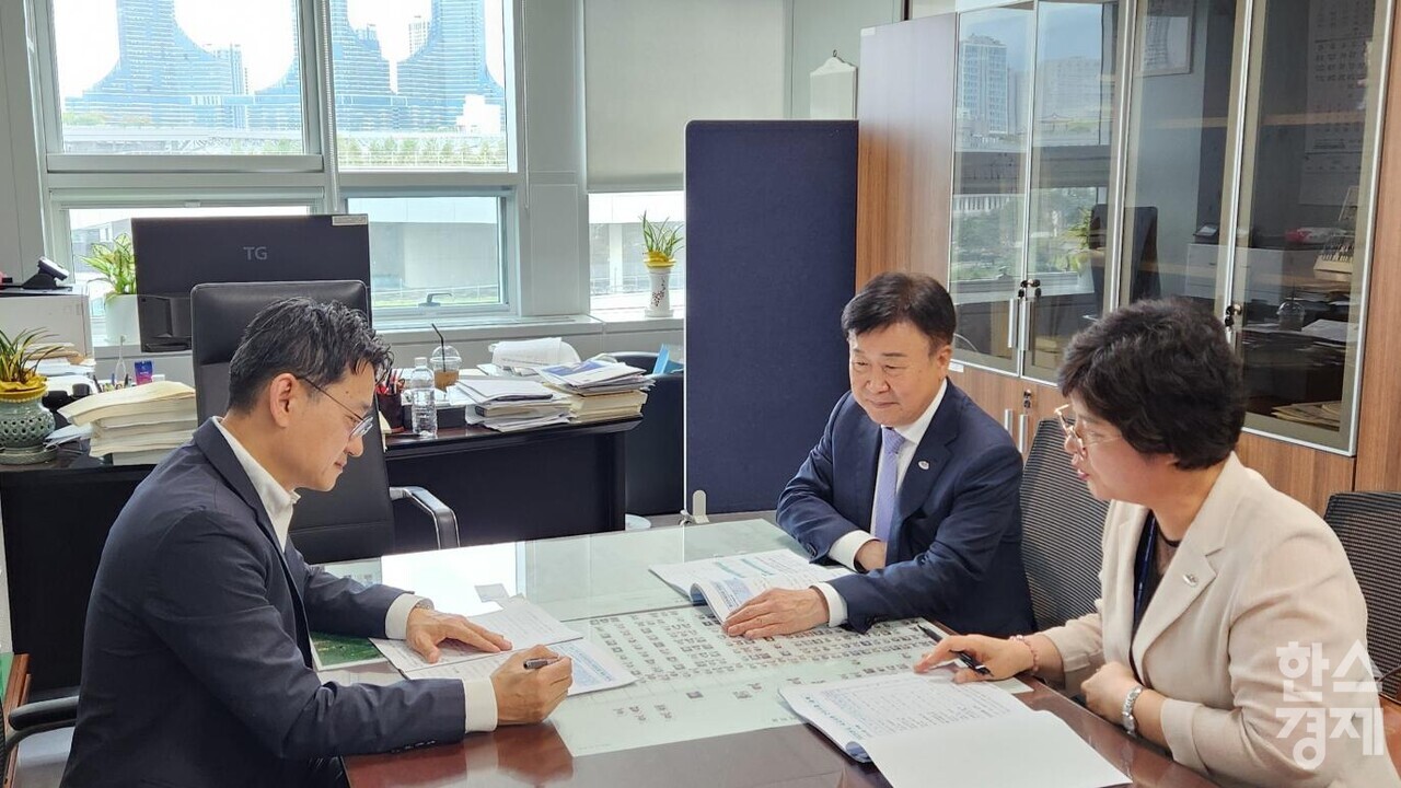 ▲정기명 여수시장이 정부 관계자에게 현안 사업을 설명하고 있다. (사진=여수시)