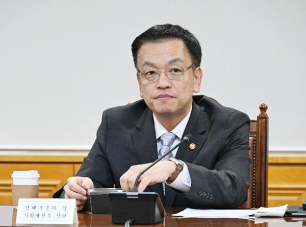 최상목 경제부총리 겸 기획재정부장관이 금융·외환시장 상황을 24시간 점검하는 동시에 대외소통에 총력을 기울이고 있다고 밝혔다. /기획재정부 제공