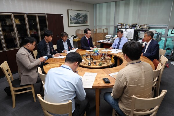 박우량 신안군수 등 관계자들이 국비 확보를 위해 머리를 맞대고 있다. /신안군 제공