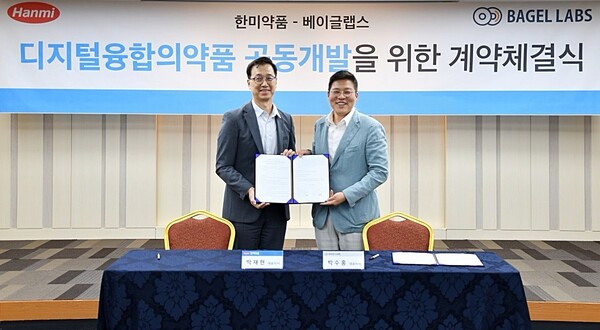박재현 한미약품 대표(왼쪽)와 박수홍 베이글랩스 대표가 계약서 서명 후 기념촬영을 하고 있다. /한미약품 제공