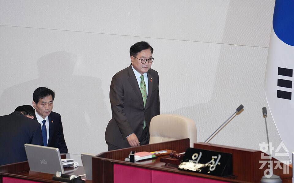 윤석열 대통령 탄핵소추안 재표결일인 14일 오후 서울 여의도 국회에서 제419회 국회(임시회) 제4차 본회의가 열리고 있다. 우원식 국회의장이 입장하고 있다. /최대성 기자 dpdaesung@sporbiz.co.kr 2024.12.14.