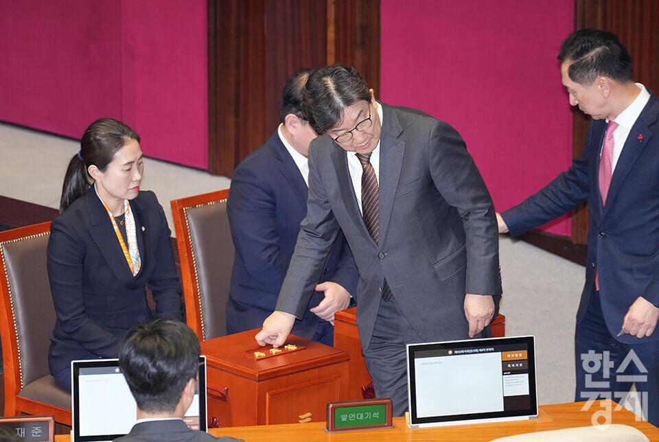 14일 오후 서울 여의도 국회에서 제419회 국회(임시회) 제4차 본회의가 열리고 있다. 국민의힘 권성동 원내대표가 윤석열 대통령 탄핵소추안에 투표하고 있다. /최대성 기자 dpdaesung@sporbiz.co.kr 2024.12.14.