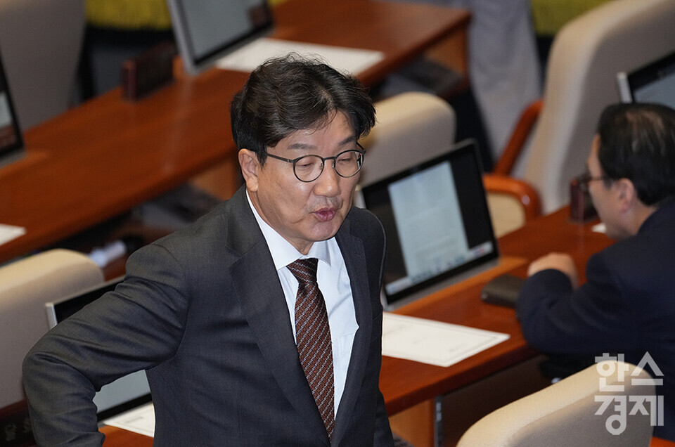 14일 오후 서울 여의도 국회에서 제419회 국회(임시회) 제4차 본회의가 열리고 있다. 국민의힘 권성동 원내대표가 윤석열 대통령 탄핵소추안에 투표한 후 자리로 돌아가고 있다. /최대성 기자 dpdaesung@sporbiz.co.kr 2024.12.14.