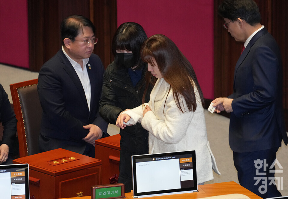 14일 오후 서울 여의도 국회에서 제419회 국회(임시회) 제4차 본회의가 열리고 있다. 국민의힘 김예지 의원이 윤석열 대통령 탄핵소추안에 투표하고 있다. /최대성 기자 dpdaesung@sporbiz.co.kr 2024.12.14.