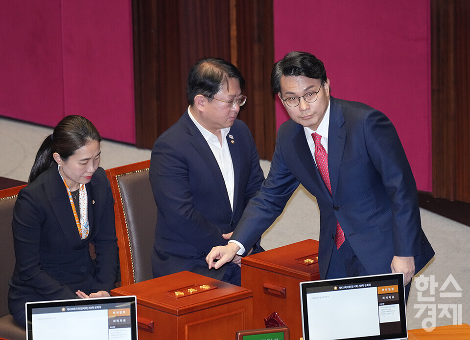 14일 오후 서울 여의도 국회에서 제419회 국회(임시회) 제4차 본회의가 열리고 있다. 국민의힘 윤상현 의원이 윤석열 대통령 탄핵소추안에 투표하고 있다. /최대성 기자 dpdaesung@sporbiz.co.kr 2024.12.14.
